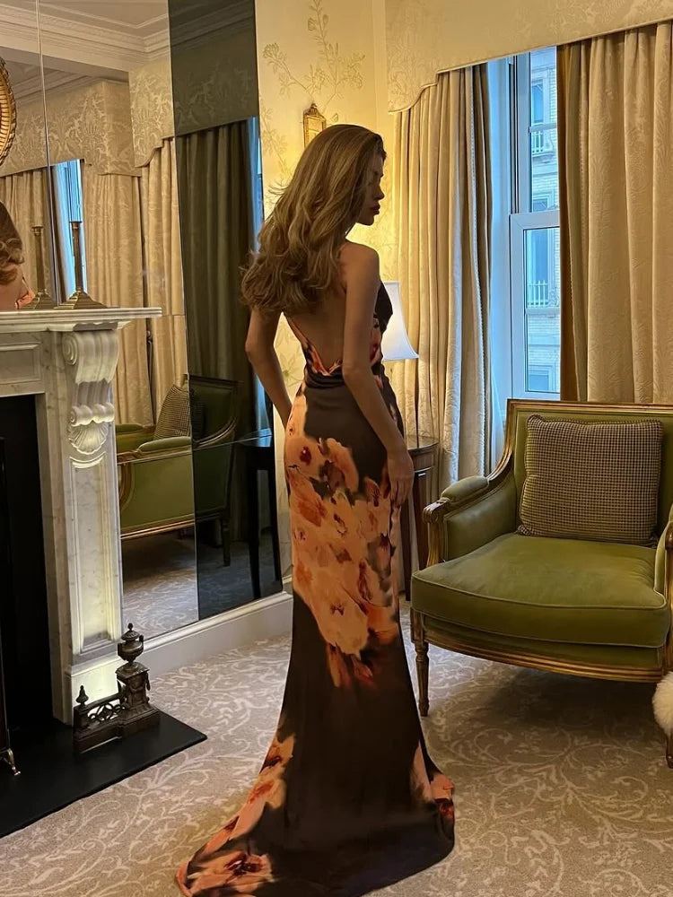 Samantha - Elegant dress with open back