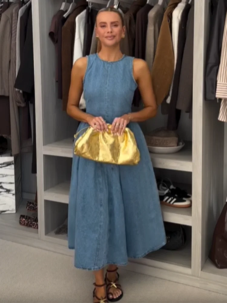 Lara - Flattering denim dress