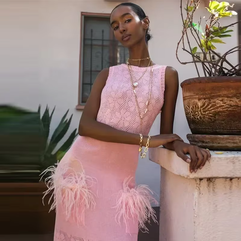 Aviva - Light knitted dress with feather detail