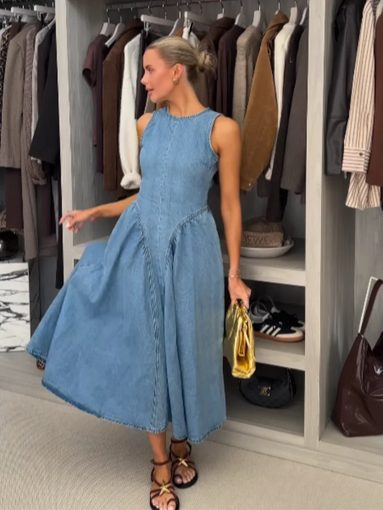 Lara - Flattering denim dress