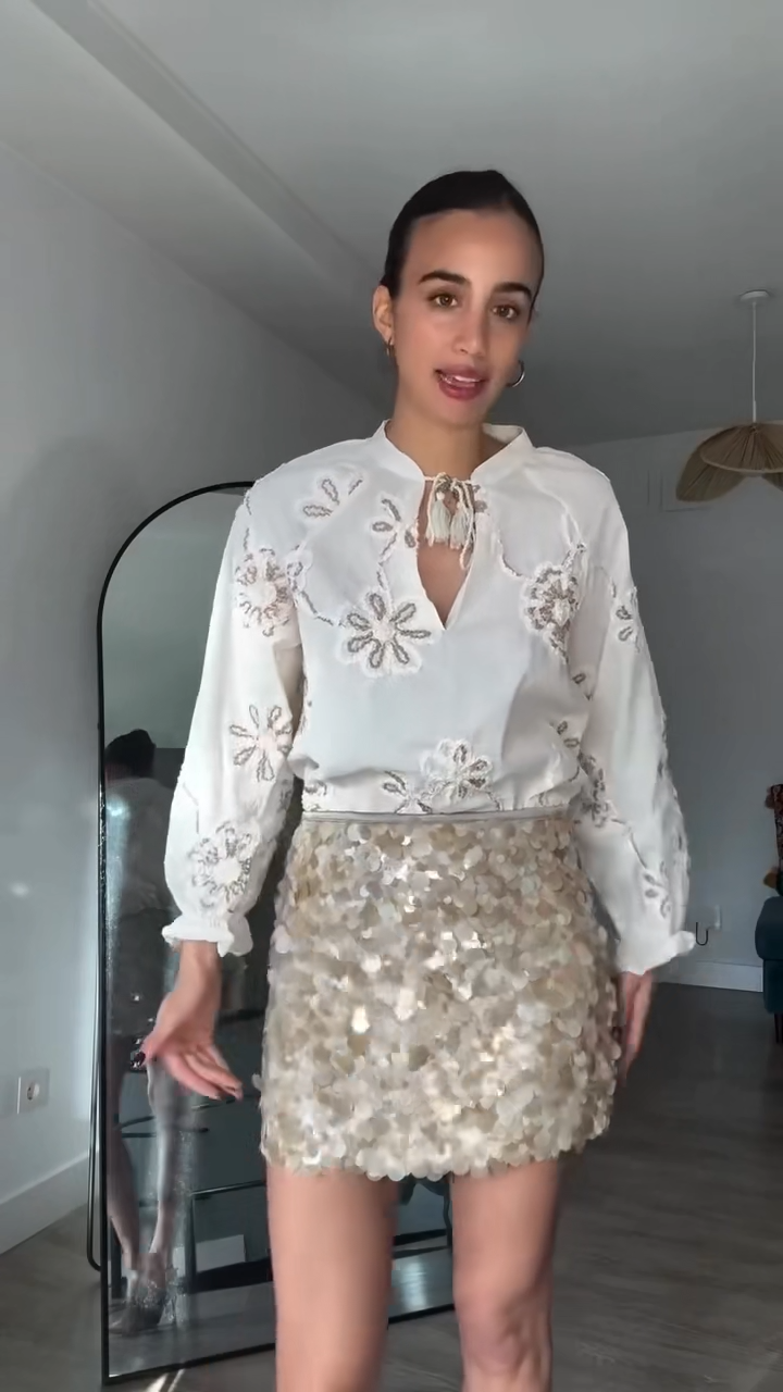 Elli - Cotton blouse with flower details
