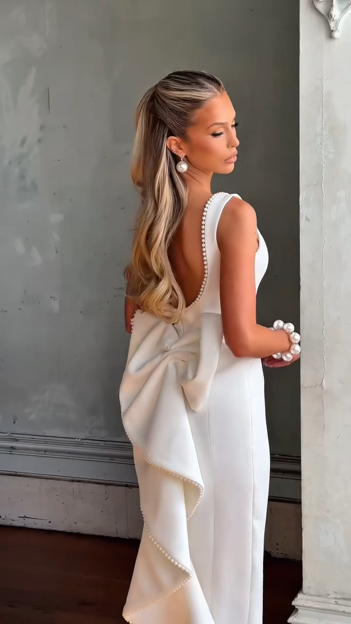 Sofia - Form fitting dress with bow