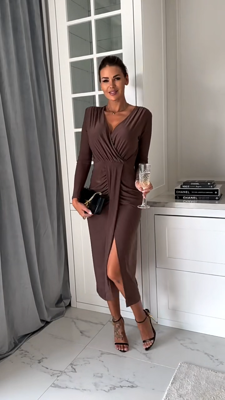 Mirna - Flattering v-neck dress