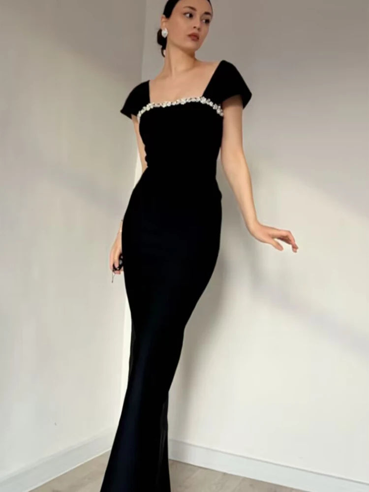 Maya - Elegant square neck dress