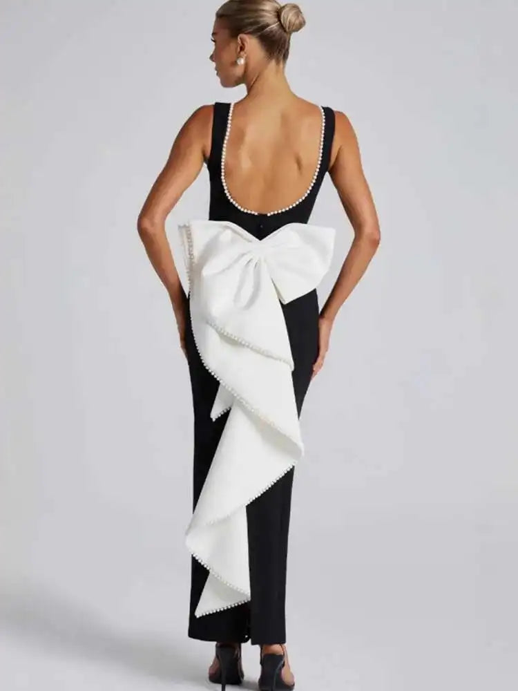 Sofia - Form fitting dress with bow