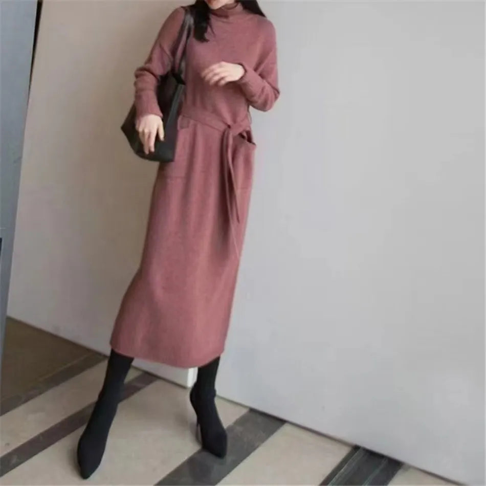 Loua - Elegant knitted dress with high neck and pockets